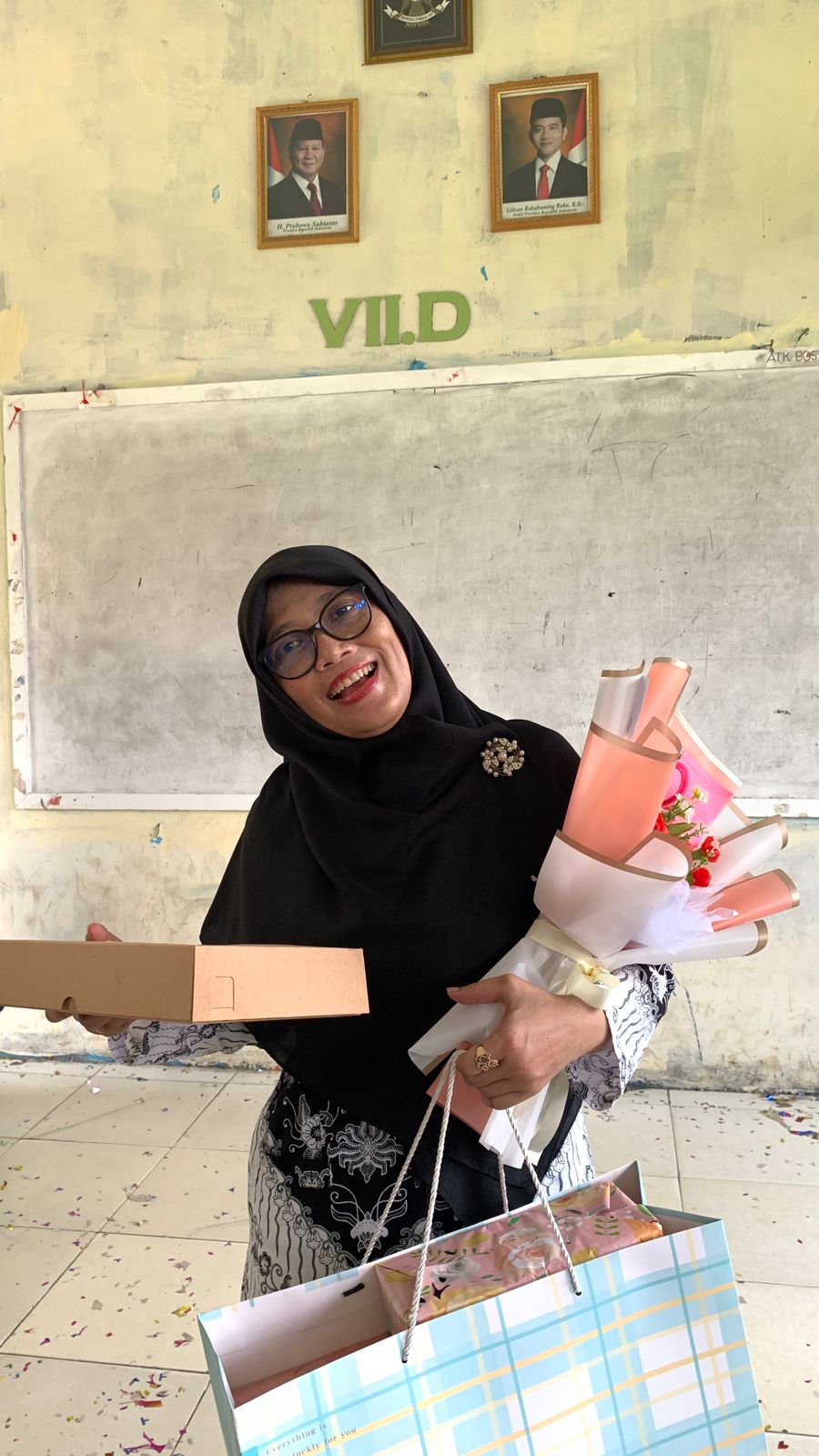 Foto kenangan kelas 9D SMPN2 Tarumajaya, menampilkan siswa dan guru dalam momen kebersamaan